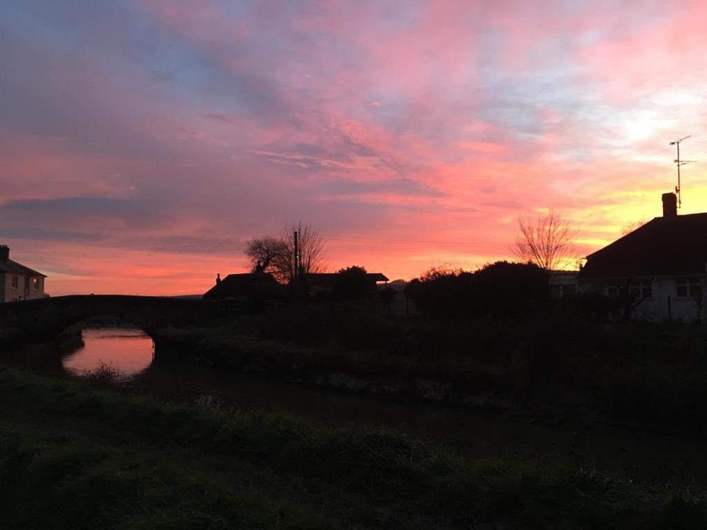 Delightful Cottage On The River Adur Close To Brighton & The Downs No Dogs Sorry Upper Beeding Bagian luar foto